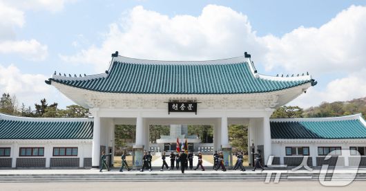 15일 서울 동작구 국립서울현충원 현충문 앞에서 열린 '현충문 정례 군(軍) 의장행사'에서 국방부 의장대 소속 육·해·공군, 해병대 병사들이 근무교대식을 하고 있다.  2025.4.15/뉴스1 ⓒ News1 박지혜 기자