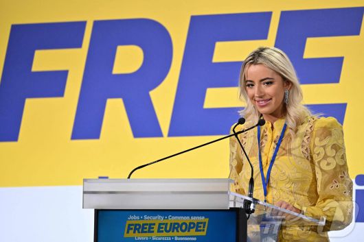 미국의 보수 성향 인플루언서 애슐리 세인트 클레어가 지난 2023년 12월 이탈리아 피렌체에서 열린 극우 성향 행사에서 발언하고 있다. 세인트 클레어는 머스크의 아이를 출산했다고 주장하고 있다. 2023.12.3 ⓒ AFP=뉴스1 ⓒ News1 강민경 기자