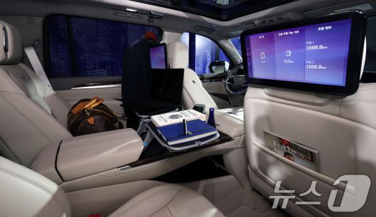 16일 경기 광명 아이벡스 스튜디오에 캐딜락 대형 SUV '더 뉴 에스컬레이드'가 전시돼 있다. 더 뉴 에스컬레이드는 2열 편의 기능을 대폭 강화했고, 1열 55인치 디스플레이와 전석 스피커 최대 40개를 탑재해 운전자와 탑승자의 시·청각 편의를 더 높인 것이 특징으로 꼽힌다 2025.4.16/뉴스1 ⓒ News1 이동해 기자