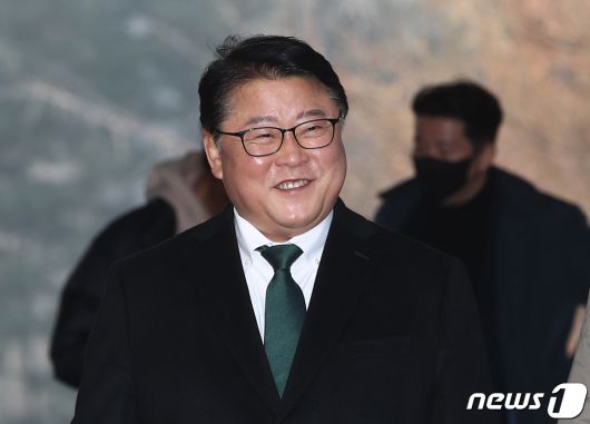 조원진 우리공화당 대표가 12일 오후 서울 서초구 서울중앙지방법원에서 열린 박원순 전 서울시장 시절 광화문광장에 불법 천막을 설치하다가 발생한 폭행 사태와 관련한 1심 선고 공판에 출석하고 있다.   2023.1.12/뉴스1 ⓒ News1 김민지 기자