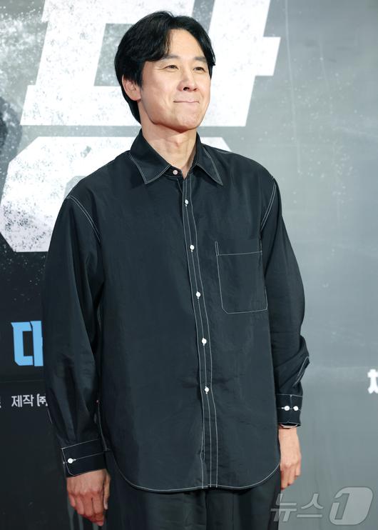 배우 엄태웅이 15일 서울 강남구 메가박스 코엑스에서 열린 영화 '야당'(감독 황병국) VIP 시사회에 참석해 포즈를 취하고 있다. 2025.4.15/뉴스1 ⓒ News1 권현진 기자