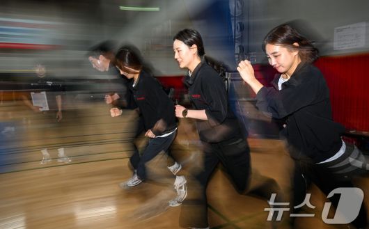 이스타항공 승무원들이 17일 서울 마포구 체력인증센터에서 첫 체력 시험 도입을 앞두고 체력 측정 및 훈련을 실시하고 있다 (공동취재) 2025.4.17/뉴스1 ⓒ News1 이승배 기자