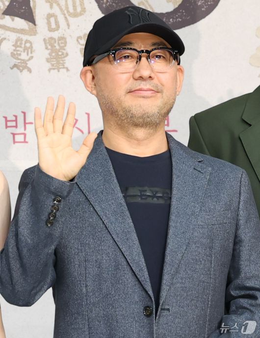 윤성식 PD가 17일 서울 양천구 목동SBS에서 열린 SBS 새 금토드라마 '귀궁'(극본 윤수정/연출 윤성식) 제작발표회에서 포즈를 취하고 있다. '귀궁'은 영매의 운명을 거부하는 무녀 여리와 여리의 첫사랑 윤갑의 몸에 갇힌 이무기 강철이가 왕가에 원한을 품은 팔척귀에 맞닥뜨리며 몸과 혼이 단단히 꼬여버리는 육신 쟁탈 판타지 로코다. 2025.4.17/뉴스1 ⓒ News1 권현진 기자