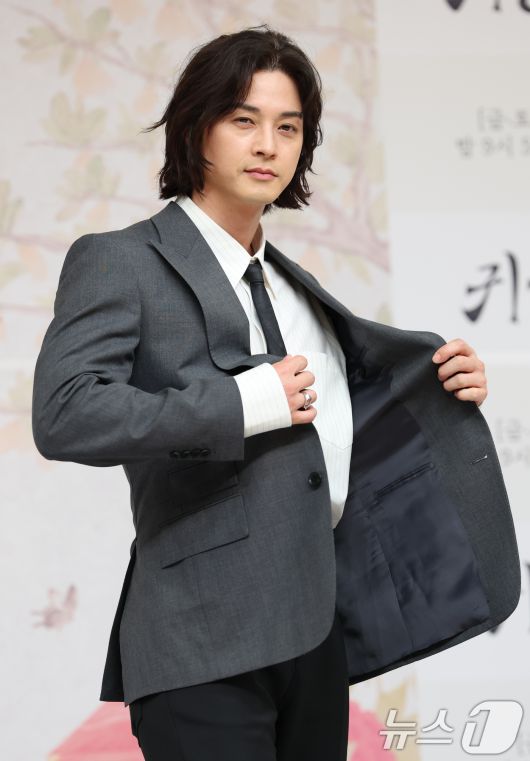 배우 김지훈이 17일 서울 양천구 목동SBS에서 열린 SBS 새 금토드라마 '귀궁'(극본 윤수정/연출 윤성식) 제작발표회에서 포즈를 취하고 있다. '귀궁'은 영매의 운명을 거부하는 무녀 여리와 여리의 첫사랑 윤갑의 몸에 갇힌 이무기 강철이가 왕가에 원한을 품은 팔척귀에 맞닥뜨리며 몸과 혼이 단단히 꼬여버리는 육신 쟁탈 판타지 로코다. 2025.4.17/뉴스1 ⓒ News1 권현진 기자