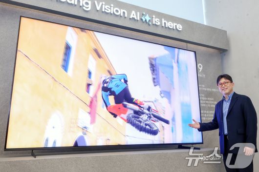 용석우 삼성전자 영상디스플레이사업부장 사장이 7일 오전 서울 서울 강남구 '삼성 강남' 플래그십 스토어에서 열린 '삼성전자 AI TV Unbox & Discover 2025 미디어데이'에서 115형 네오 QLED TV를 소개하고 있다.. 2025.4.7/뉴스1 ⓒ News1 민경석 기자