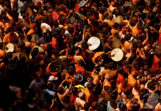 15일(현지시간) 네팔 박타푸르에서 열린 신두르 자트라 축제에서 시민들이 전통 악기를 연주하고 있다. ⓒ 로이터=뉴스1