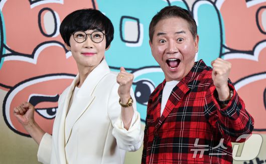 코미디언 팽현숙과 이봉원이 17일 서울 마포구 스탠포드호텔에서 열린 예능 프로그램 '대결! 팽봉팽봉' 제작발표회에 참석해 포즈를 취하고 있다. '대결! 팽봉팽봉'는 코미디언 이봉원과 팽현숙이 해외의 작은 섬에 나란히 두 개의 식당을 내고 영업 대결을 펼치는 리얼리티 예능 프로그램이다. 2025.4.17/뉴스1 ⓒ News1 김도우 기자