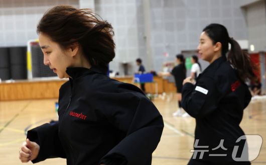 이스타항공 승무원들이 17일 서울 마포구 체력인증센터에서 첫 체력 시험 도입을 앞두고 체력 측정 및 훈련을 실시하고 있다. (공동취재) 2025.4.17/뉴스1 ⓒ News1 이승배 기자