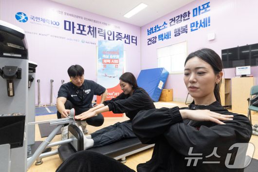 이스타항공 승무원들이 17일 서울 마포구 체력인증센터에서 첫 체력 시험 도입을 앞두고 체력 측정 및 훈련을 실시하고 있다 . 2025.4.17/뉴스1 ⓒ News1 이승배 기자