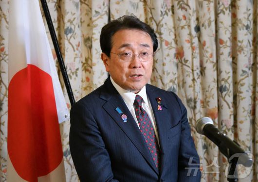 아카자와 료세이 일본 경제 재생상이 16일(현지시간) 미국과 관세 협상을 하기 위해 워싱턴에 도착해 취재진을 만나 “되도록 조기에 성과를 올릴 수 있도록 정부가 하나가 돼 전력으로 임하겠다”고 밝히고 있다. 2025.04.17 ⓒ AFP=뉴스1 ⓒ News1 우동명 기자