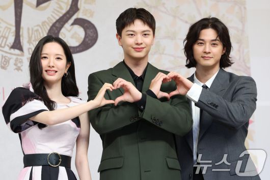 배우 김지연(왼쪽부터)과 육성재, 김지훈이 17일 서울 양천구 목동SBS에서 열린 SBS 새 금토드라마 '귀궁'(극본 윤수정/연출 윤성식) 제작발표회에서 포즈를 취하고 있다. '귀궁'은 영매의 운명을 거부하는 무녀 여리와 여리의 첫사랑 윤갑의 몸에 갇힌 이무기 강철이가 왕가에 원한을 품은 팔척귀에 맞닥뜨리며 몸과 혼이 단단히 꼬여버리는 육신 쟁탈 판타지 로코다. 2025.4.17/뉴스1 ⓒ News1 권현진 기자