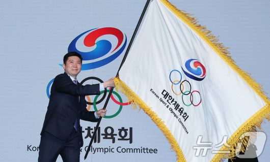 유승민 제42대 대한체육회장이 27일 서울 용산구 그랜드 하얏트 호텔에서 열린 취임식에서 대한체육회기를 흔들고 있다. 2025.3.27/뉴스1 ⓒ News1 김진환 기자