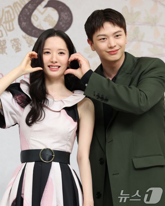 배우 김지훈과 육성재(오른쪽)가 17일 서울 양천구 목동SBS에서 열린 SBS 새 금토드라마 '귀궁'(극본 윤수정/연출 윤성식) 제작발표회에서 포즈를 취하고 있다. '귀궁'은 영매의 운명을 거부하는 무녀 여리와 여리의 첫사랑 윤갑의 몸에 갇힌 이무기 강철이가 왕가에 원한을 품은 팔척귀에 맞닥뜨리며 몸과 혼이 단단히 꼬여버리는 육신 쟁탈 판타지 로코다. 2025.4.17/뉴스1 ⓒ News1 권현진 기자