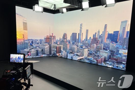 LG전자 버추얼 프로덕션 스튜디오에 가로 7.2m, 세로 2.7m 규모의 LG 매그니트가 설치됐다. LG 매그니트는 머리카락 두께보다 얇은 100㎛(마이크로미터) 이하의 마이크로 LED가 스스로 빛과 색을 내는 자발광(自發光) 디스플레이다. (LG전자 제공) 2025.2.6/뉴스1