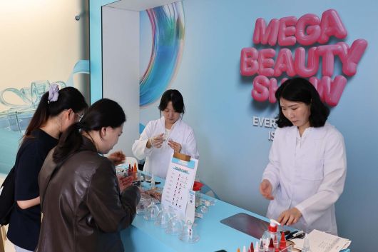 쿠팡이 18일 서울 성동구 성수동 복합문화공간 'XYZ서울'에서 개최한 '메가뷰티쇼 버추얼스토어' 립 틴트 만들기 체험. (쿠팡 제공)