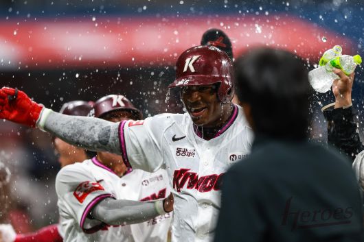 키움 히어로즈 외국인 타자 야시엘 푸이그가 18일 열린 KBO리그 고척 KT 위즈전에서 9회말 끝내기 안타를 때려 팀의 4-3 승리를 이끌었다. (키움 히어로즈 제공)