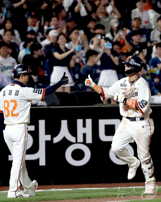 18일 대전 한화생명볼파크에서 열린 프로야구 '2025 신한 SOL 뱅크 KBO리그' 한화 이글스와 NC 다이노스 경기에서 한화 채은성이 7회말 2사 1루에서 투런 홈런을 치고 들어오고 있다. 2025.4.18/뉴스1 ⓒ News1 김기남 기자