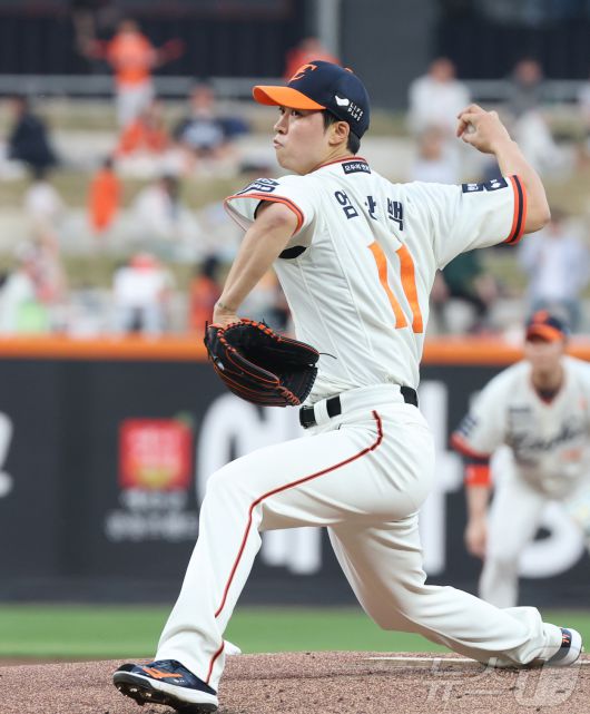 18일 대전 한화생명볼파크에서 열린 프로야구 '2025 신한 SOL 뱅크 KBO리그' 한화 이글스와 NC 다이노스 경기에서 한화 선발 엄상백이 투구하고 있다. 2025.4.18/뉴스1 ⓒ News1 김기남 기자