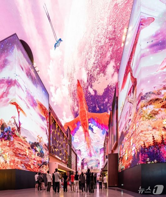 인스파이어 엔터테인먼트 리조트가 디지털 엔터테인먼트 거리 '오로라'와 출입구인 '큐브' 공간에 공개한 영상(인스파이어 엔터테인먼트 리조트 제공) 2024.7.1/뉴스1