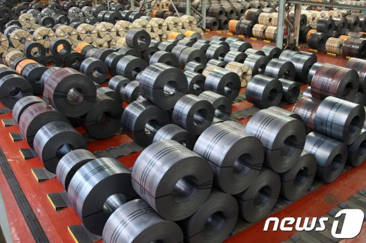 19일 포스코 포항제철소 열연공장에서 생산된 열연코일(자료사진) 2018.2.19/뉴스1 ⓒ News1 최창호 기자