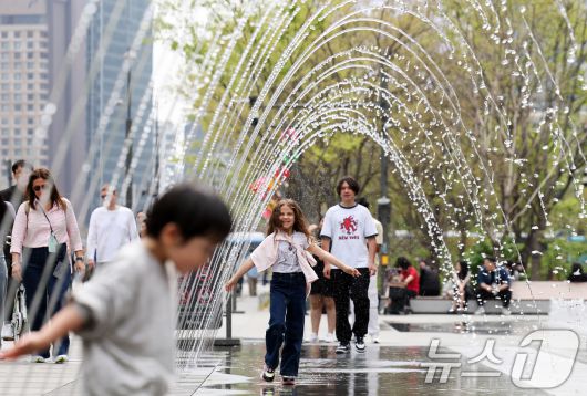 서울의 낮 최고기온이 25도를 기록하는 등 초여름 날씨를 보인 17일 오후 서울 종로구 광화문광장 터널 분수에서 어린이가 물놀이 삼매경에 빠져 있다. 기상청은 당분간 따뜻하지만, 일교차가 큰 봄 날씨가 이어질 것으로 내다보고 있다. 2025.4.17/뉴스1 ⓒ News1 오대일 기자