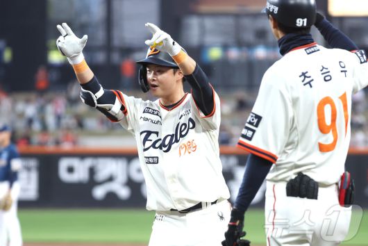 18일 대전 한화생명볼파크에서 열린 프로야구 '2025 신한 SOL 뱅크 KBO리그' 한화 이글스와 NC 다이노스 경기에서 2회말 한화 이도윤이 2사 만루에서 2타점 안타 후 기뻐하고 있다. 2025.4.18/뉴스1 ⓒ News1 김기남 기자