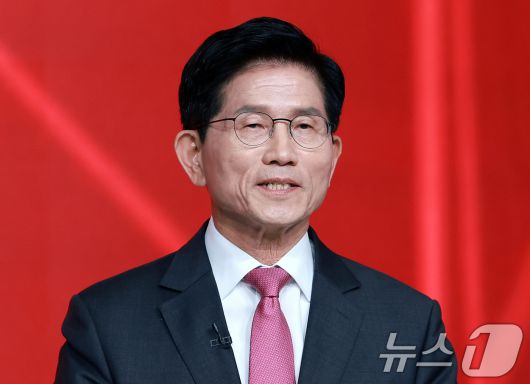 김문수 국민의힘 대선 경선 후보가 19일 오후 서울 강서구 ASSA아트홀에서 열린 국민의힘 '제21대 대통령후보자 1차 경선 조별 ‘토론회에서 인사말을 하고 있다. 2025.4.19/뉴스1 ⓒ News1 김진환 기자