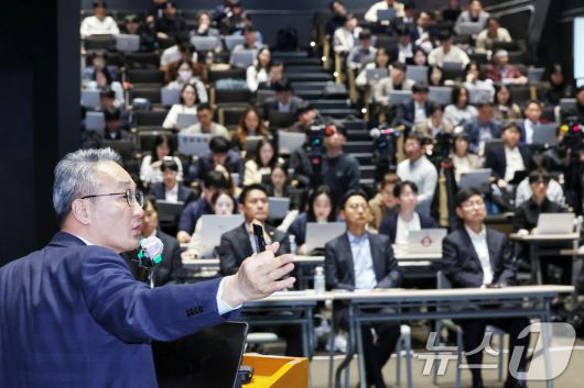 안병철 한화에어로스페이스 전략총괄 사장이 8일 오전 서울 중구 장교동 한화 그룹 본사에서 열린 '한화에어로 미래 비전 설명회'에서 중장기 투자 계획 및 최근 유상증자 관련 입장 발표를 마친 뒤 질의 응답을 준비하고 있다. 2025.4.8/뉴스1 ⓒ News1 민경석 기자