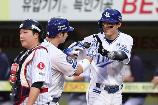 삼성 라이온즈 구자욱(오른쪽)과 박병호(가운데)는 19일 열린 KBO리그 대구 롯데 자이언츠전에서 나란히 홈런을 터뜨려 팀 대승을 이끌었다. (삼성 라이온즈 제공)