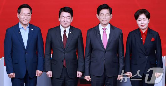 19일 오후 서울 강서구 ASSA아트홀에서 열린 국민의힘 '제21대 대통령후보자 1차 경선 조별 토론회’에 참석한 후보들이 기념 촬영을 하고 있다. 왼쪽부터 유정복, 안철수, 김문수, 양향자 후보. 2025.4.19/뉴스1 ⓒ News1 김진환 기자