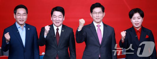 19일 오후 서울 강서구 ASSA아트홀에서 열린 국민의힘 '제21대 대통령후보자 1차 경선 조별 토론회’에 참석한 후보들이 기념 촬영을 하고 있다. 왼쪽부터 유정복, 안철수, 김문수, 양향자 후보. 2025.4.19/뉴스1 ⓒ News1 김진환 기자