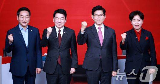 19일 오후 서울 강서구 ASSA아트홀에서 열린 국민의힘 '제21대 대통령후보자 1차 경선 조별 토론회’에 참석한 후보들이 기념 촬영을 하고 있다. 왼쪽부터 유정복, 안철수, 김문수, 양향자 후보. 2025.4.19/뉴스1 ⓒ News1 김진환 기자