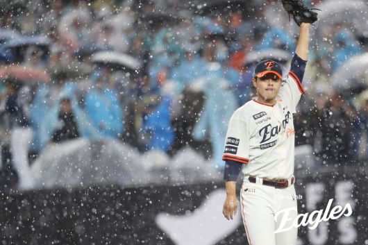 한화 이글스 투수 문동주는 19일 열린 KBO리그 대전 NC 다이노스전에서 행운의 완투승을 거뒀다. (한화 이글스 제공)