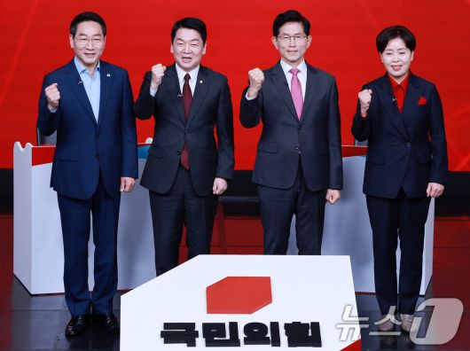 19일 오후 서울 강서구 ASSA아트홀에서 열린 국민의힘 '제21대 대통령후보자 1차 경선 조별 토론회’에 참석한 후보들이 기념 촬영을 하고 있다. 왼쪽부터 유정복, 안철수, 김문수, 양향자 후보. 2025.4.19/뉴스1 ⓒ News1 김진환 기자