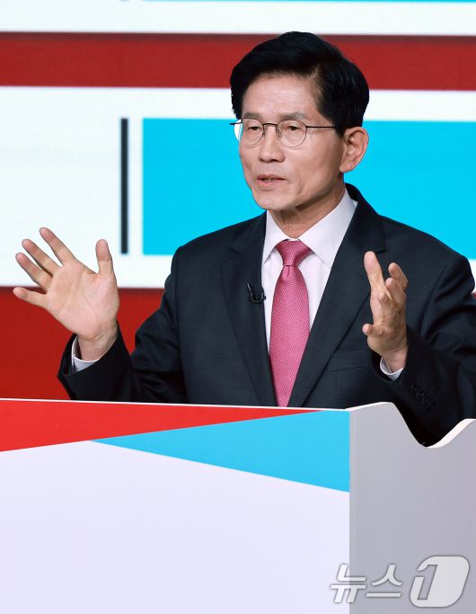 김문수 국민의힘 대선 경선 후보가 19일 오후 서울 강서구 ASSA아트홀에서 열린 국민의힘 '제21대 대통령후보자 1차 경선 조별 ‘토론회에서 발언하고 있다. 2025.4.19/뉴스1 ⓒ News1 김진환 기자