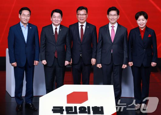 19일 오후 서울 강서구 ASSA아트홀에서 열린 국민의힘 '제21대 대통령후보자 1차 경선 조별 토론회’에 참석한 후보들이 이양수 사무총장과 기념 촬영을 하고 있다. 왼쪽부터 유정복, 안철수, 이양수 사무총장, 김문수, 양향자 후보. 2025.4.19/뉴스1 ⓒ News1 김진환 기자