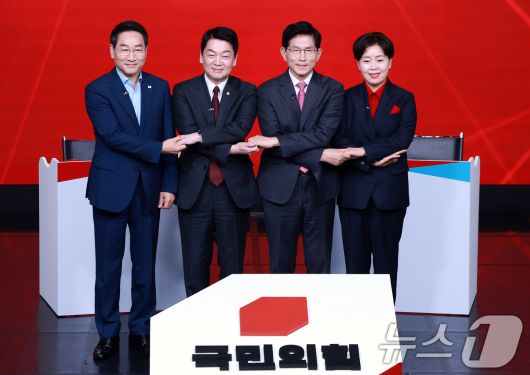 19일 오후 서울 강서구 ASSA아트홀에서 열린 국민의힘 '제21대 대통령후보자 1차 경선 조별 토론회’에 참석한 후보들이 기념 촬영을 하고 있다. 왼쪽부터 유정복, 안철수, 김문수, 양향자 후보. 2025.4.19/뉴스1 ⓒ News1 김진환 기자