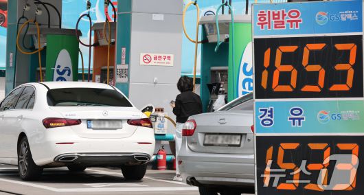 16일 서울의 한 주유소를 찾은 시민이 차량에 기름을 넣고 있다. 한국은행이 이날 발표한 3월 기준 수입물가지수는 143.04로 전월보다 0.4% 하락했다. 2025.4.16/뉴스1 ⓒ News1 장수영 기자