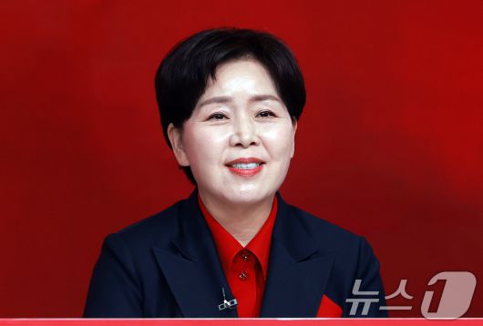 양향자 국민의힘 대선 경선 후보가 19일 오후 서울 강서구 ASSA아트홀에서 열린 국민의힘 '제21대 대통령후보자 1차 경선 조별 ‘토론회에서 인사말을 하고 있다. 2025.4.19/뉴스1 ⓒ News1 김진환 기자