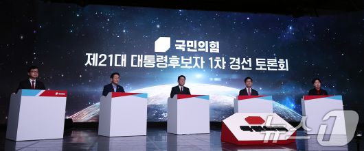 19일 서울 강서구 ASSA 아트홀에서 열린 제21대 대통령후보자 국민의힘 1차 경선 토론회에서 유정복(왼쪽부터), 안철수, 김문수, 양향자 후보가 토론을 준비하고 있다. 2025.4.19/뉴스1 ⓒ News1 김진환 기자