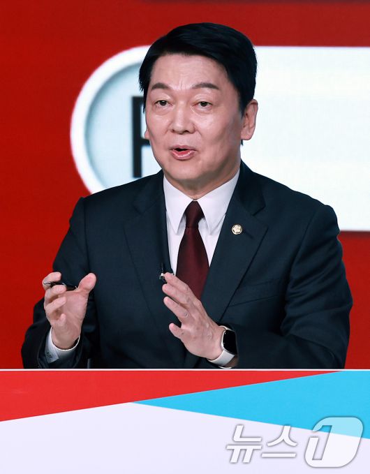 안철수 국민의힘 대선 경선 후보가 19일 오후 서울 강서구 ASSA아트홀에서 열린 국민의힘 '제21대 대통령후보자 1차 경선 조별 ‘토론회에서 발언하고 있다. 2025.4.19/뉴스1 ⓒ News1 김진환 기자