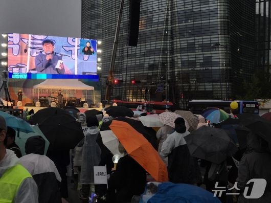 19일 오후 내란종식·사회대개혁 비상행동은 경복궁 동십자각 앞에서 집회를 열었다. 집회 참가자들 모습. ⓒ 뉴스1 남해인 기자