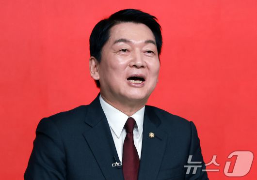 안철수 국민의힘 대선 경선 후보가 19일 오후 서울 강서구 ASSA아트홀에서 열린 국민의힘 '제21대 대통령후보자 1차 경선 조별 ‘토론회에서 인사말을 하고 있다. 2025.4.19/뉴스1 ⓒ News1 김진환 기자