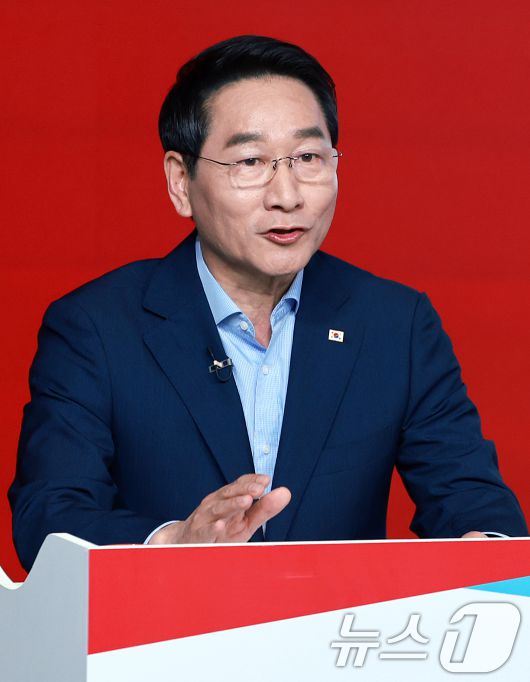 유정복 국민의힘 대선 경선 후보가 19일 오후 서울 강서구 ASSA아트홀에서 열린 국민의힘 '제21대 대통령후보자 1차 경선 조별 ‘토론회에서 발언하고 있다. 2025.4.19/뉴스1 ⓒ News1 김진환 기자