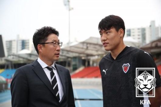 현역 시절 '캐넌 슈터'로 명성을 떨친 이기형 감독(왼쪽)의 아들 이호재는 현재 포항의 핵심 스트라이커다. (대한축구협회 제공)