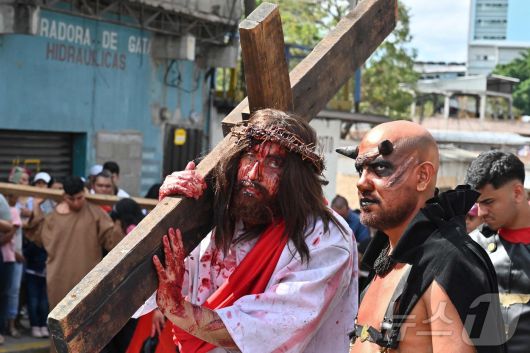 18일(현지시간) 온두라스 테구시갈파에서에서 열린 성금요일 행사에서 예수의 십자가의 길이 재연되고 있다.ⓒ AFP=뉴스1