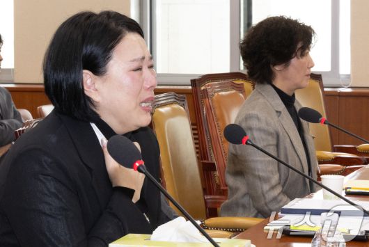 직장 내 괴롭힘으로 숨진 기상캐스터 고(故) 오요안나 씨의 어머니인 장연미 씨가 18일 오전 서울 여의도 국회에서 열린 제424회 국회(임시회) 과학기술방송통신위원회 제2차 전체회의에서 눈물을 흘리며 의원 질의에 답변하고 있다. 사진 오른쪽은 박미나 MBC 경영본부장. 2025.4.18/뉴스1 ⓒ News1 이재명 기자