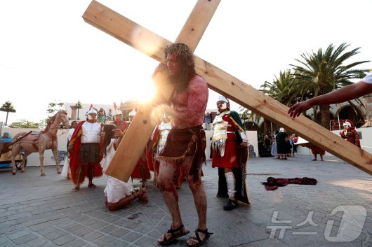 18일(현지시간) 멕시코 할리스코 주 틀라케파케에서 성금요일 십자가 고난의 길 재연행사가 열리고 있다. ⓒ AFP=뉴스1