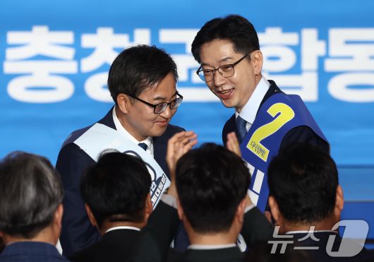 더불어민주당 김경수, 김동연 대선 경선 후보가 19일 충북 청주체육관에서 열린 제21대 대통령선거 후보자 선출을 위한 충청권 합동연설회에서 미소를 보이고 있다. 2025.4.19/뉴스1 ⓒ News1 김민지 기자