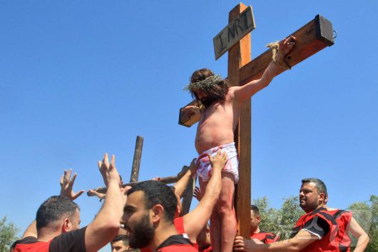 18일(현지시간) 레바논의 해안 도시 시돈 동쪽의 크라예 마을에서 남성들이 예수 그리스도의 십자가 처형 장면을 재연하고 있다. ⓒ AFP=뉴스1